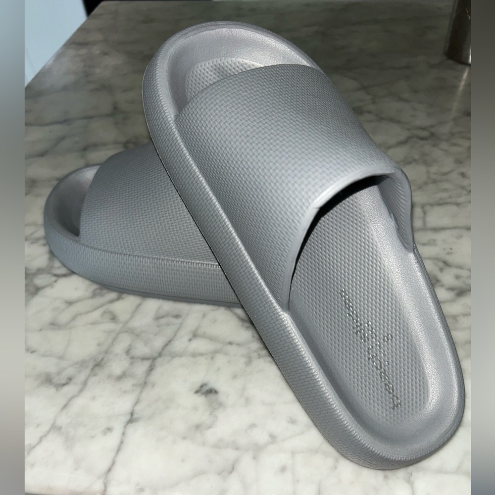 Beach Slides UNISEX Gray Textured Slides SZ us8  39/40